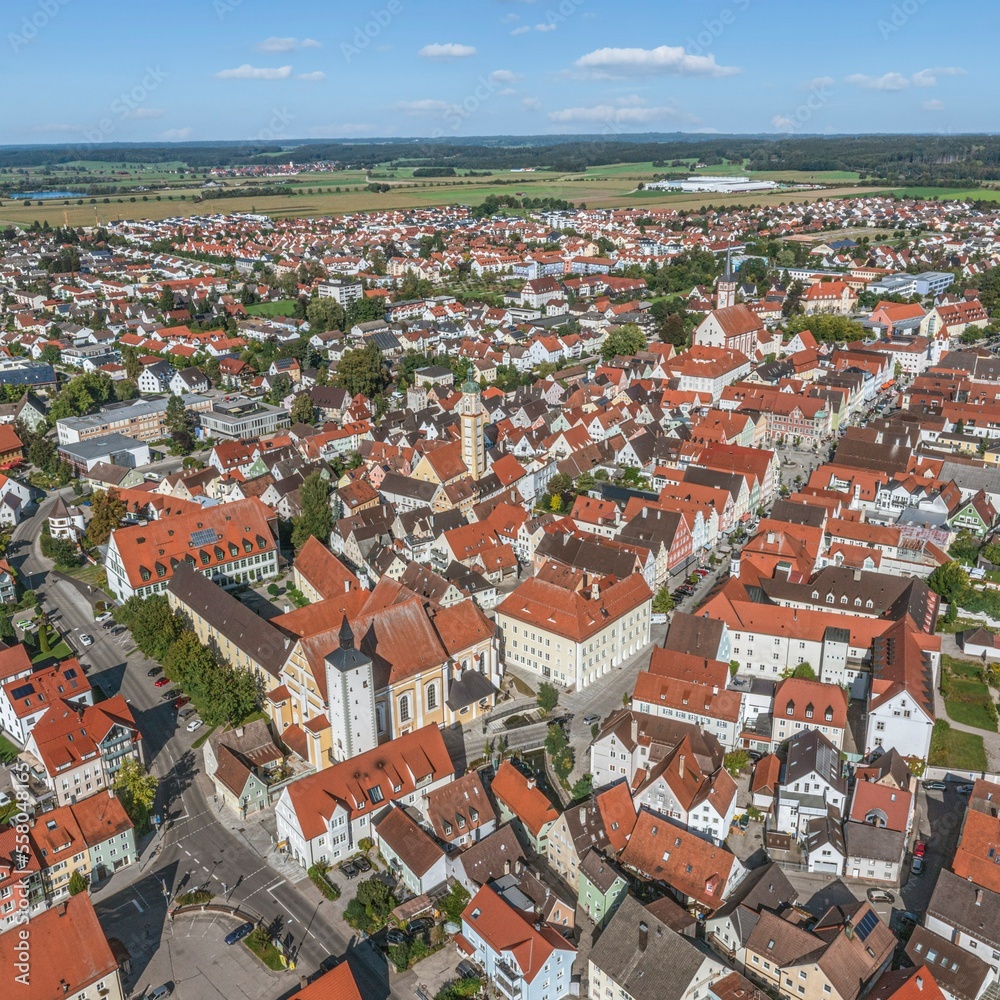 Die Altstadt von Mindelheim im Unterallgäu aus der Luft