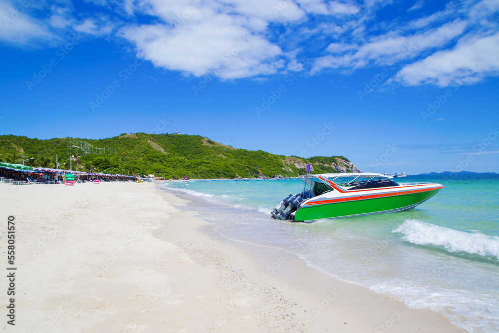 Fototapeta premium koh larn island tropical beach in pattaya city Thailand