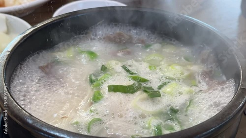 한국 인기 있는 뜨거운 국물 탕 요리 설렁탕 photo