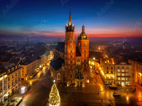 Widok na Kościół Mariacki w Krakowie z drona o poranku