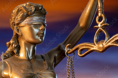 Bilde på lerret Nahaufnahme einer Justitia vor einem schönen Abendhimmel