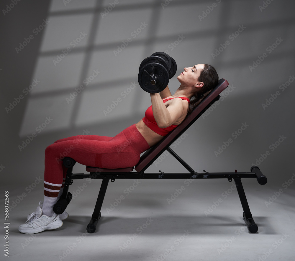Obraz premium Athletic fitness woman working out, studio shot