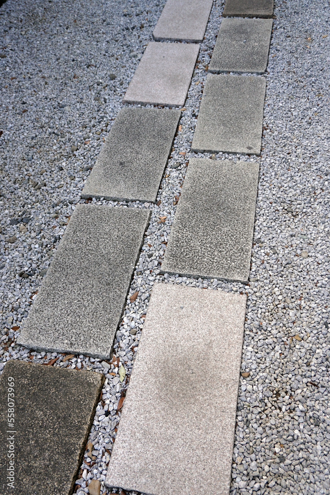 Fototapeta premium 石畳の歩道の風景