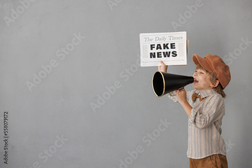 Bild auf Leinwand Newsboy shouting against grunge wall background
