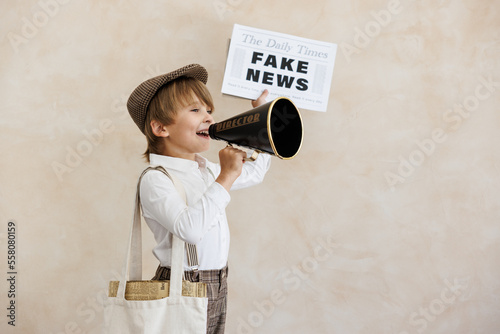 Foto Newsboy shouting against grunge wall background
