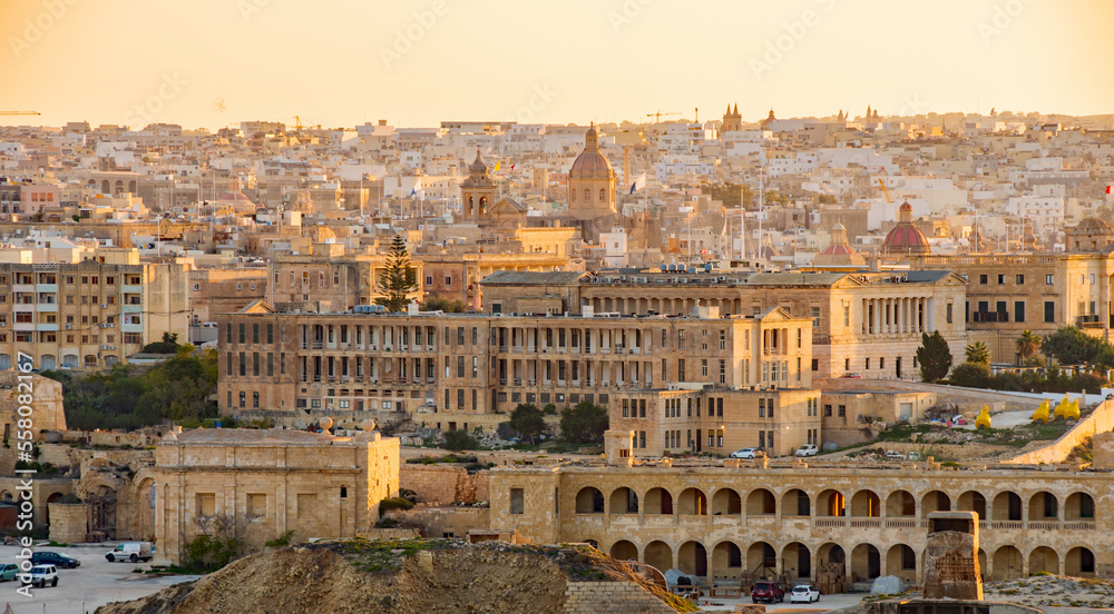 Blick auf die Dächer und die Kirche Unserer Lieben Frau vom Berg Karmel und St. Paul's Anglican Pro-Cathedral, Valletta, Hauptstadt von Malta