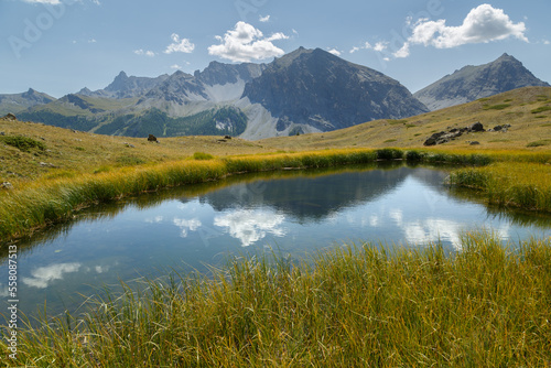 Lac de Gignoux. Lac de montagne. La vallée des fonts de Cervières en été. Une vallée sauvage préservée. © Lina Taravella