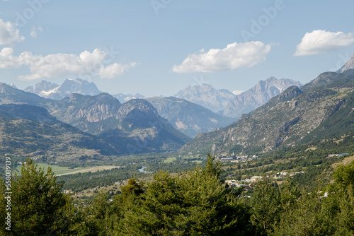 La vallée des fonts de Cervières en été. Une vallée sauvage préservée. © Lina Taravella