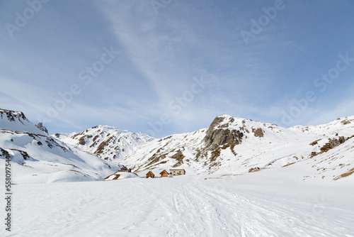 Refuge de Laval dans la vallée de la Clarée dans les Hautes-Alpes en hiver