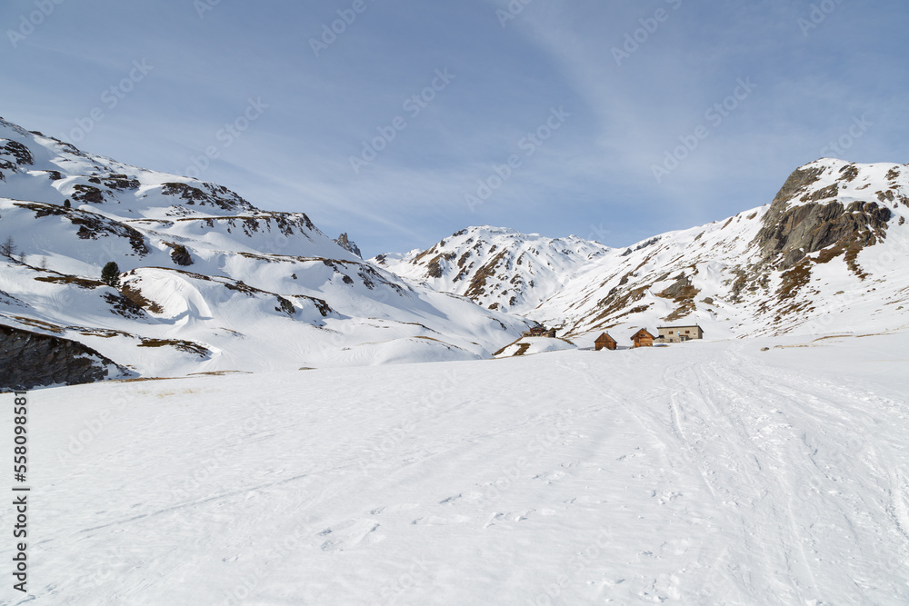 Refuge de Laval dans la vallée de la Clarée dans les Hautes-Alpes en hiver