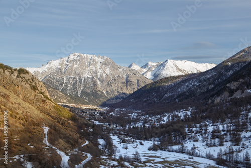 Vallée de la Clarée dans les Hautes-Alpes en hiver © Lina Taravella