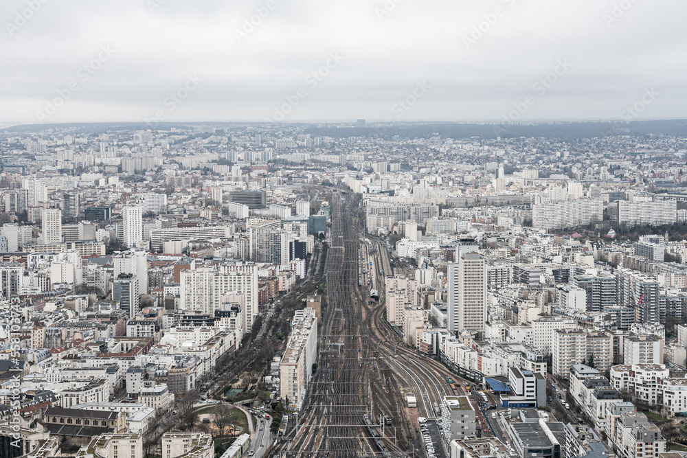 Verkehrsnetz von Paris von oben. Zu sehen sind Häuser und Bahngleise und Straßen.