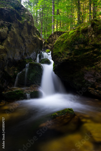 Bachlauf im bayerischen Wald bei Bodenmais mit einem kleinem Wasserfall.