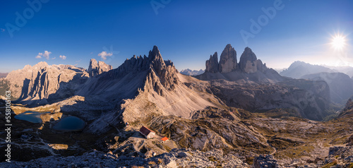 Dolomiten Panorama der Drei Zinnen bei Sonne und blauem Himmel. © hannesheigl