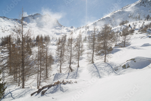 Sommets de montagnes couvertes de neige soufflée par le vent. Vallée da la Clarée dans les Hautes-Alpes en France en hiver.