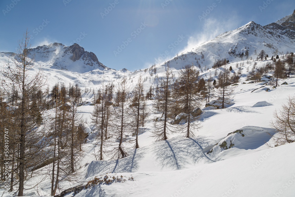 Sommets de montagnes couvertes de neige soufflée par le vent. Vallée da la Clarée dans les Hautes-Alpes en France en hiver.
