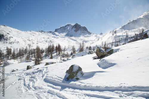 Sommets de montagnes couvertes de neige soufflée par le vent. Vallée da la Clarée dans les Hautes-Alpes en France en hiver.