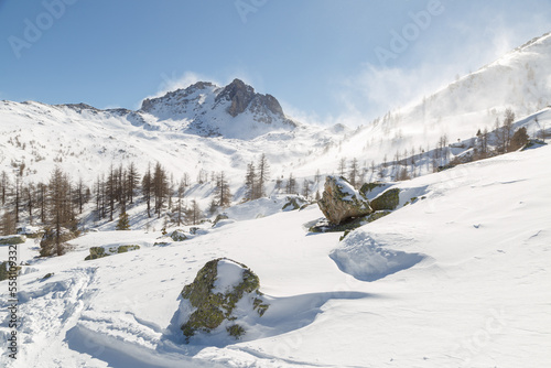 Obraz na płótnie Sommets de montagnes couvertes de neige soufflée par le vent