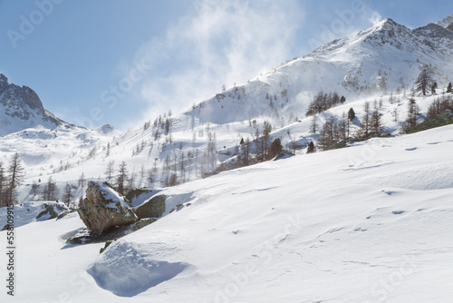 Sommets de montagnes couvertes de neige soufflée par le vent. Vallée da la Clarée dans les Hautes-Alpes en France en hiver. photo