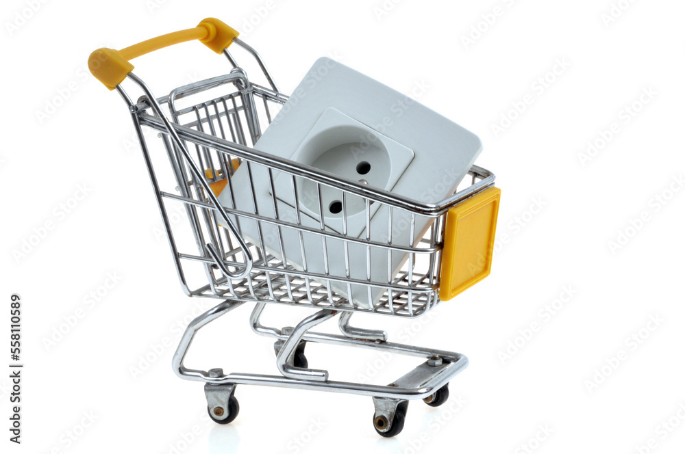 Concept de dépenses d'électricité avec une prise électrique dans un chariot de supermarché en gros plan sur fond blanc