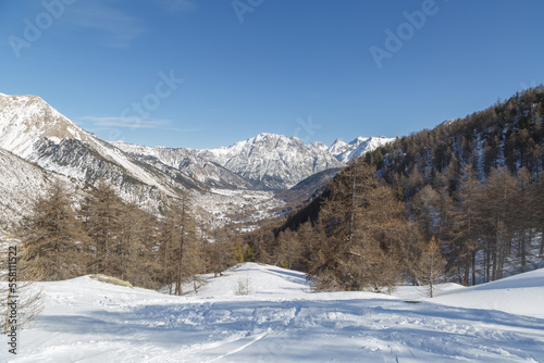 Vallée da la Clarée dans les Hautes-Alpes en France en hiver.