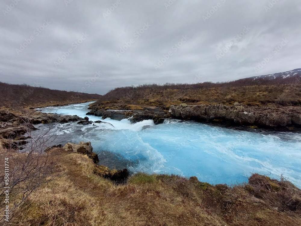 Midfoss Fluss mit blauem Wasser in Island