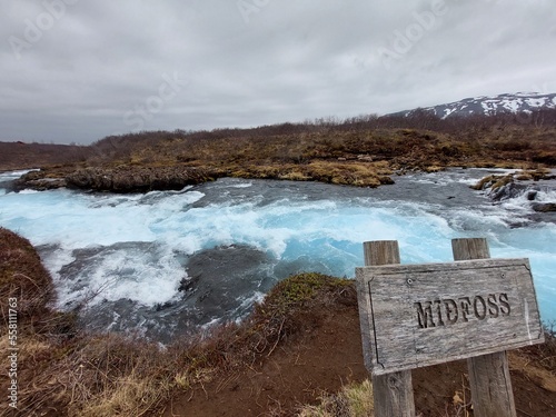 Midfoss Fluss mit blauem Wasser in Island