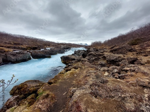 Midfoss Fluss mit blauem Wasser in Island