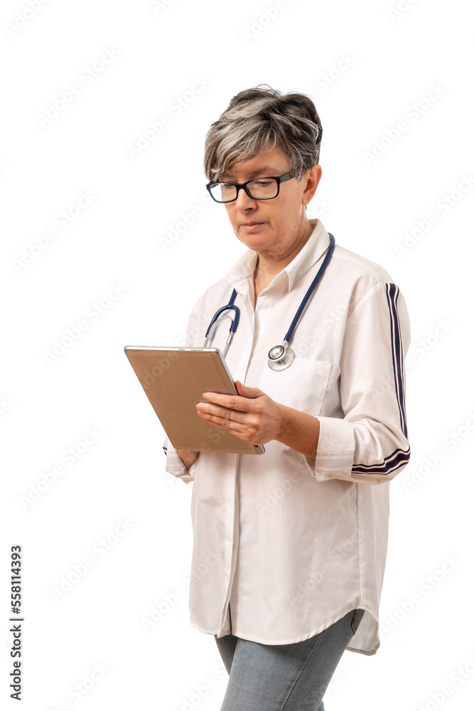 Mujer mediana edad trabajando con Tablet y cartera marrón de cuero sobre fondo blanco, doctora medico