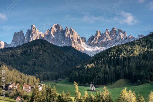 Südtiroler Landschaftsidyll mit Almwiese, Kapelle und tollem Bergpanorama der Dolomiten bei Sonne und blauem Himmel.