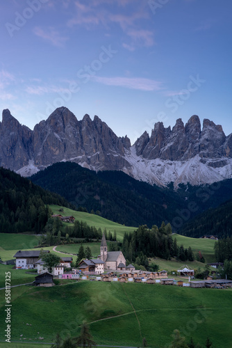 St Magadalena im Villn  sstal in S  dtirol mit den Geislerspitzen im Hintergrund.