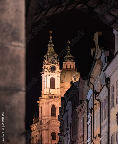 Architektur in Prag bei Nacht.