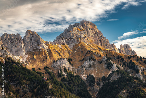 Mountain Kellenspitze and Gimpelhaus in the Tannheimer valley in fall © Daniel