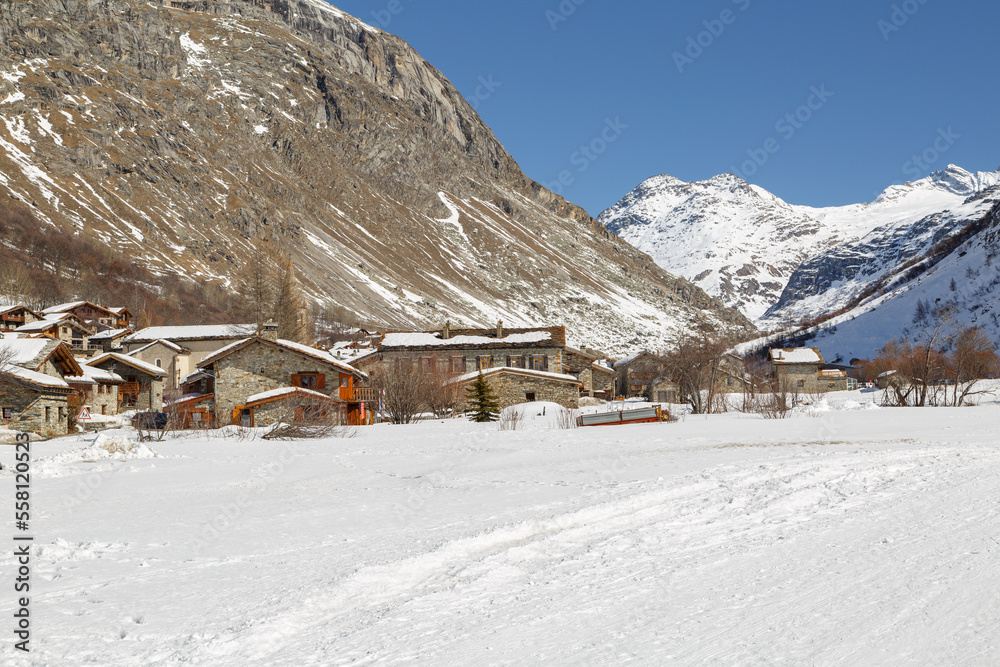 Village français Bonneval sur Arc. Une station de ski dans le parc Vanoise. Maisons en pierre. 