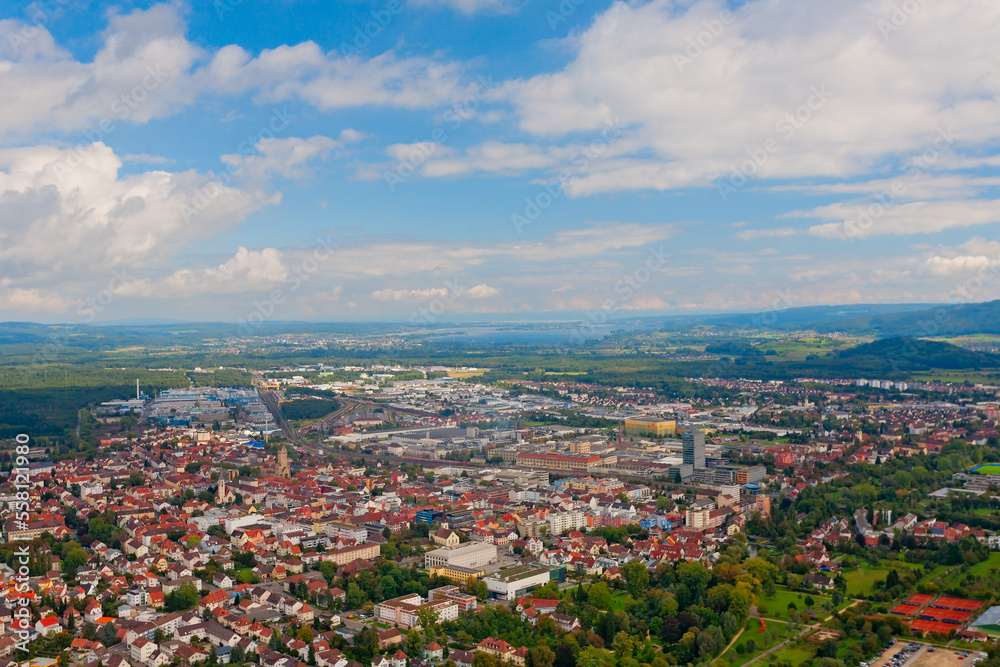 Panoramablick über die Stadt Singen und den Bodensee, Deutschland