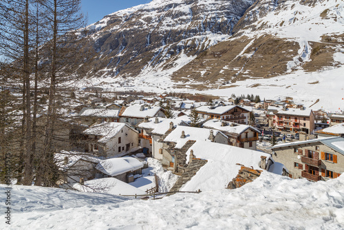 Fototapeta Naklejka Na Ścianę i Meble -  Toits enneigés de village français Bonneval sur Arc en Savoie en hiver