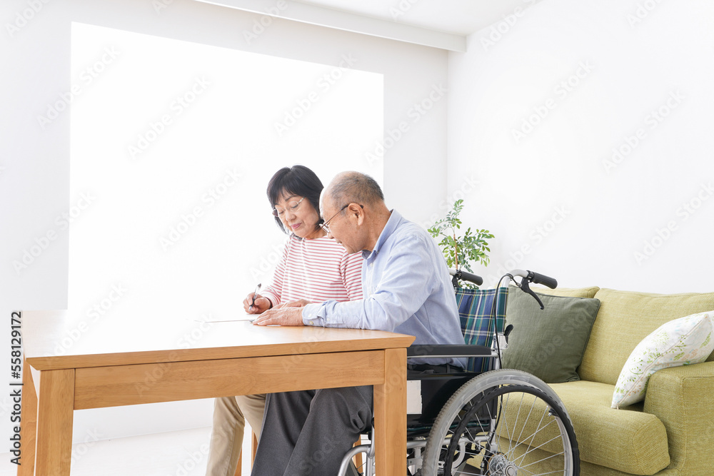 契約をする高齢の夫婦 契約をする高齢の夫婦