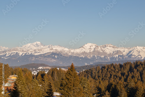 Vue du Mont Blanc depuis belvédère du Revard au coucher de soleil