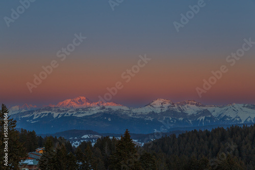 Vue du Mont Blanc depuis belvédère du Revard au coucher de soleil