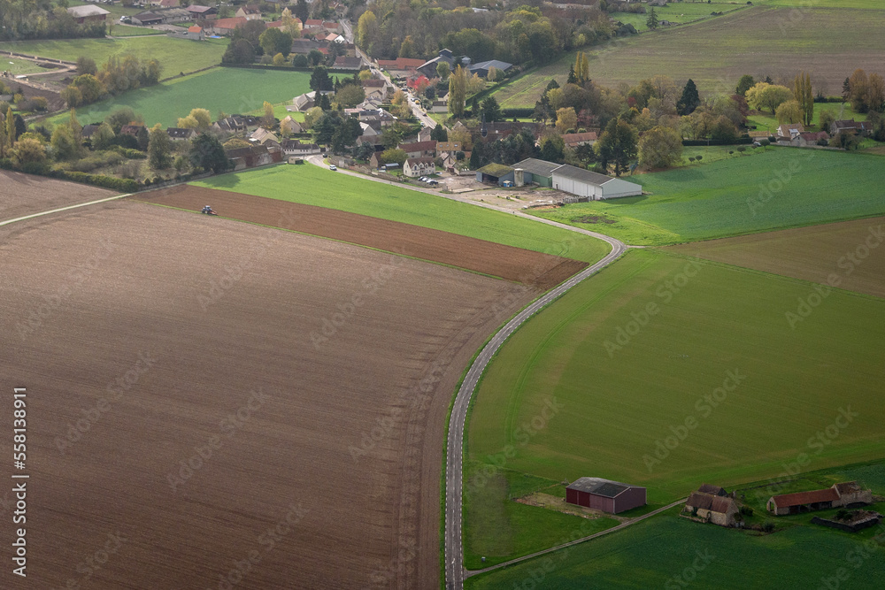 vue aérienne de champs à Hargeville dans les Yvelines en France