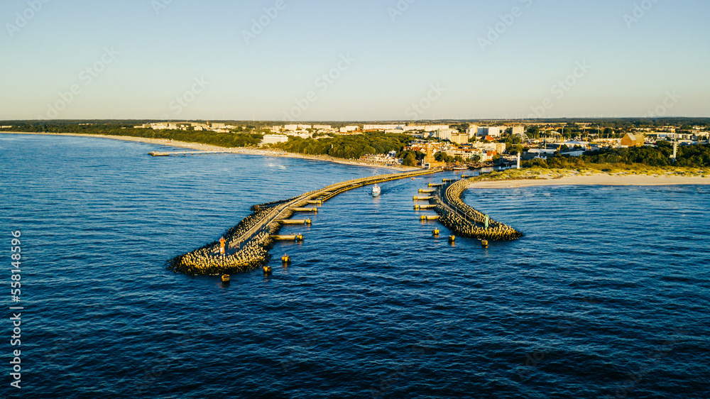 Fototapeta premium Wejście do portu, marina i latarnia morska w Kołobrzegu.