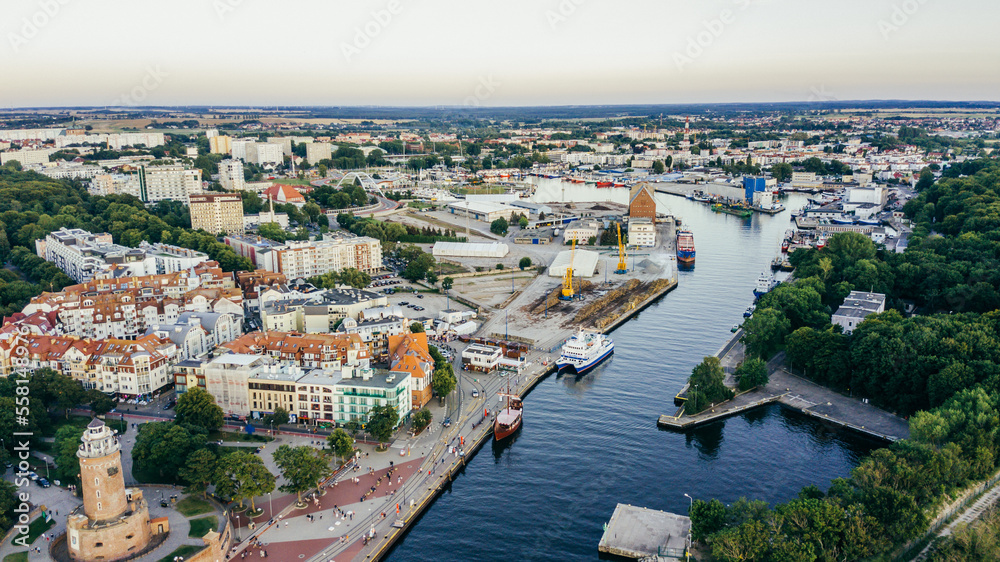 Obraz premium Wejście do portu, marina i latarnia morska w Kołobrzegu. 
