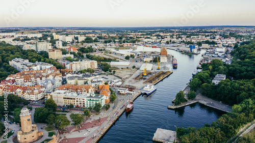 Wejście do portu, marina i latarnia morska w Kołobrzegu. 