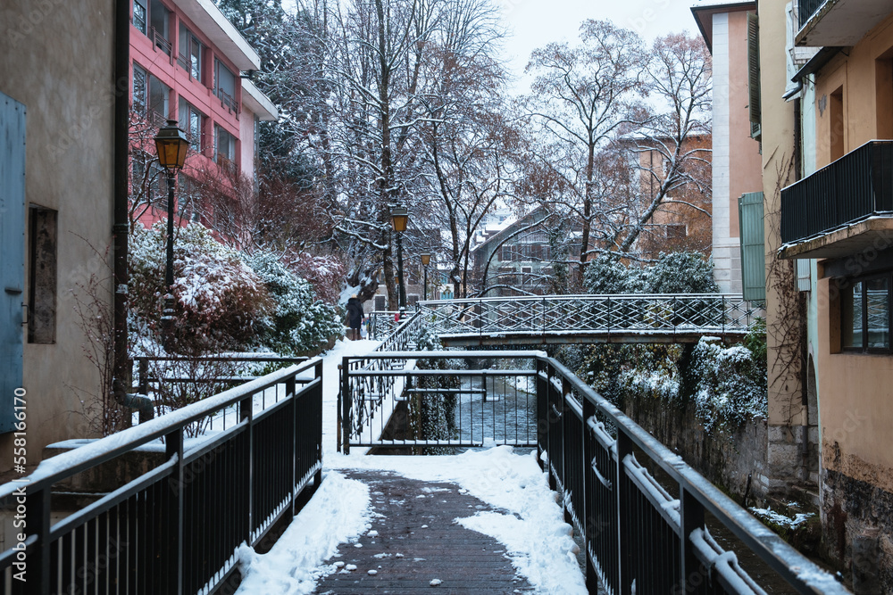 Obraz premium canal in the street of Annecy under the snow
