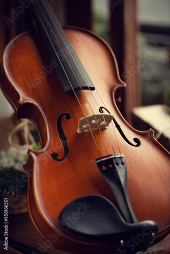 Retro vintage violin on a wooden