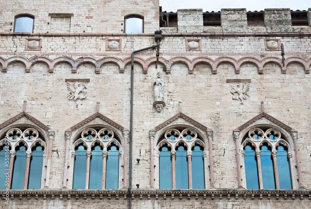 Palazzo dei Priori in Piazza IV Novembre a Perugia. Statua di San Pietro sulla facciata con ai lati due grifi. Finestre trifore gotiche