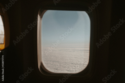 vista del cielo dal finestrino di un aeroplano