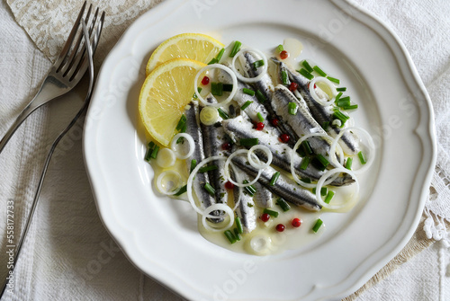 Filetti di sardine marinate in un piatto bianco. Filetti di sarda bianca. Frutti di mare sani.