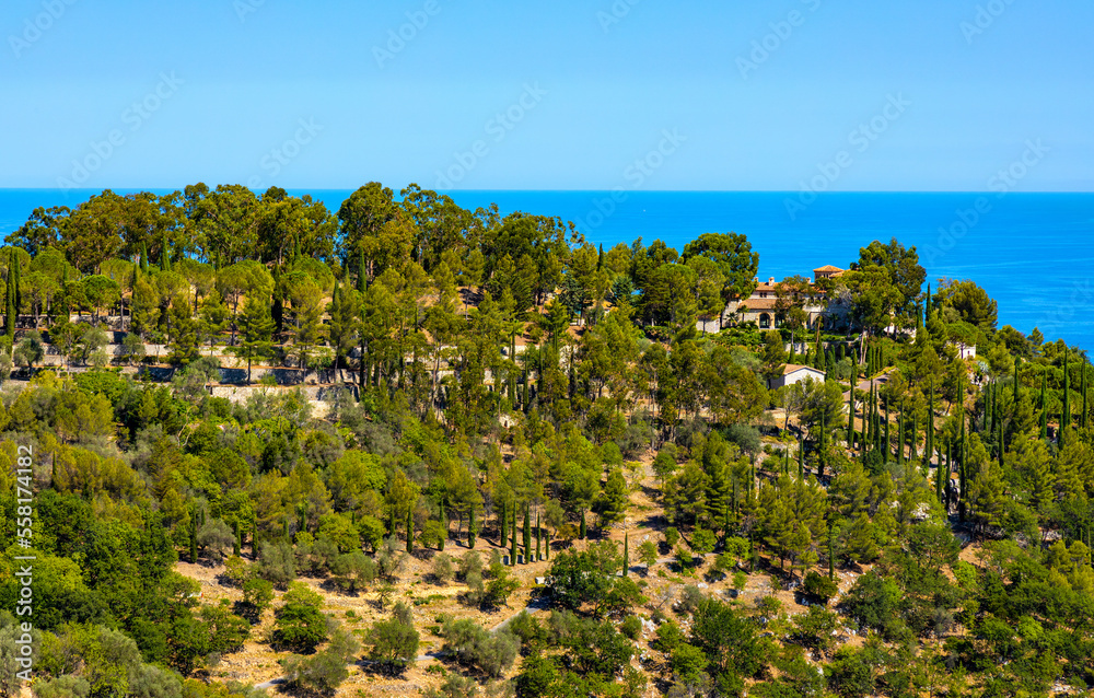 Obraz premium Panoramic view of Azure Cost of Mediterranean Sea seen from Le Jardin de Exotique Botanic Garden on top of historic town of Eze in France