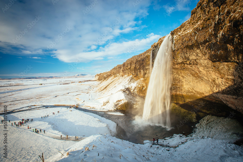 Island, Seljalandsfoss, Wasserfall im Winter mit Schnee